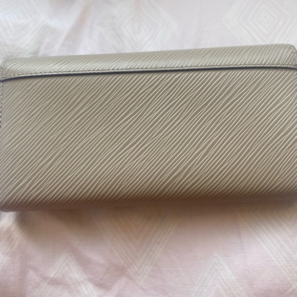 LV Twist  Wallet - Picture 9 of 15